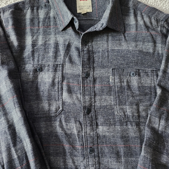 Levi's button down size Large - Picture 2 of 5
